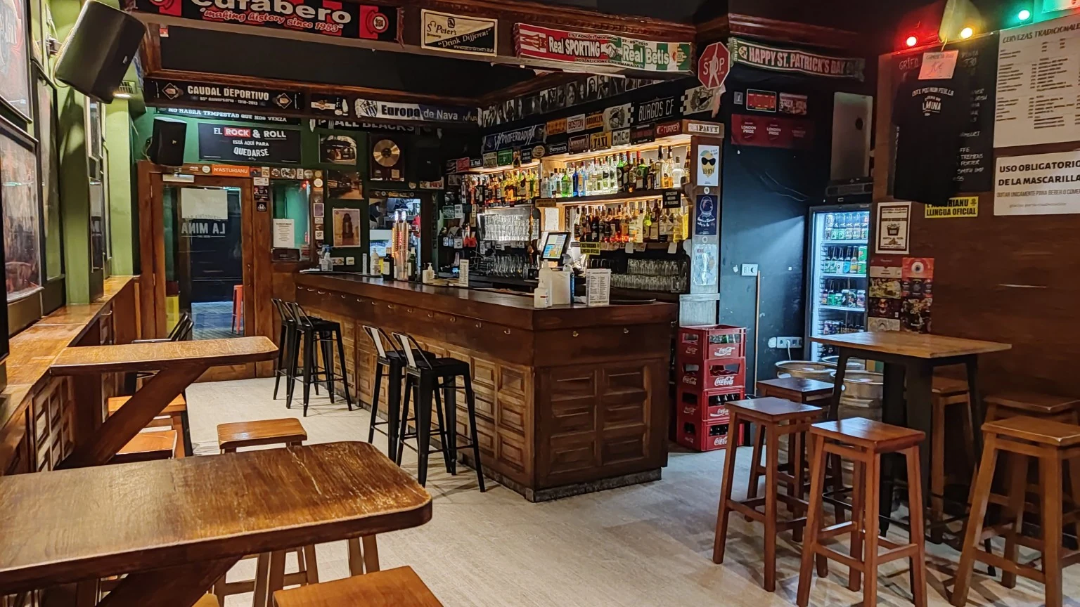 Interior de Cervecería La Mina en Gijón