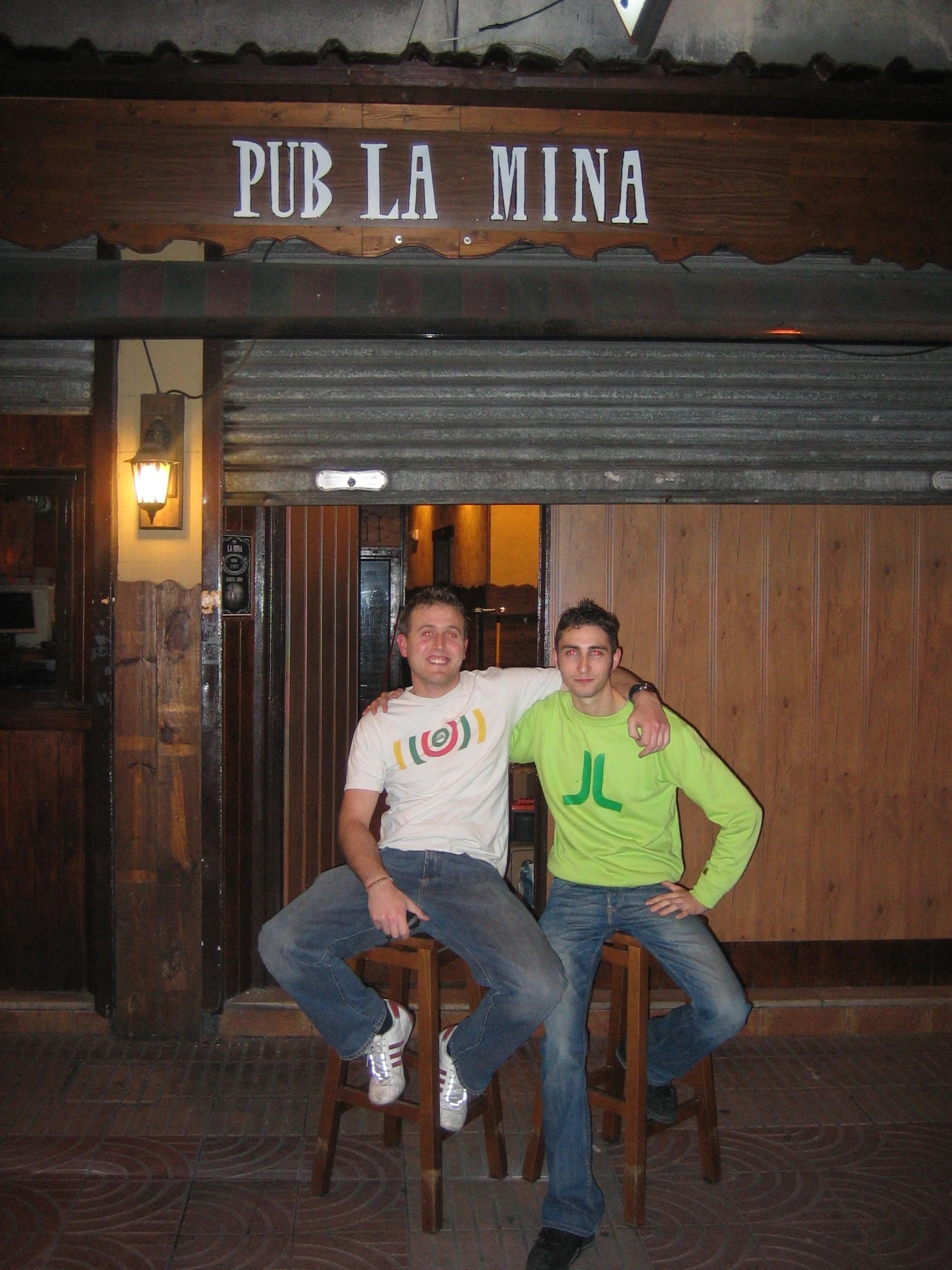 David y uno de sus socios en la entrada del primer local de La Mina el 7 de diciembre de 2007