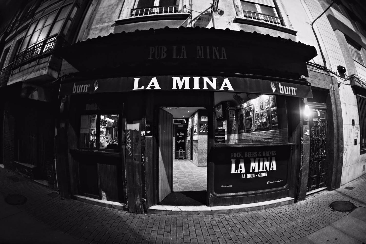 Fachada del antiguo local de La Mina