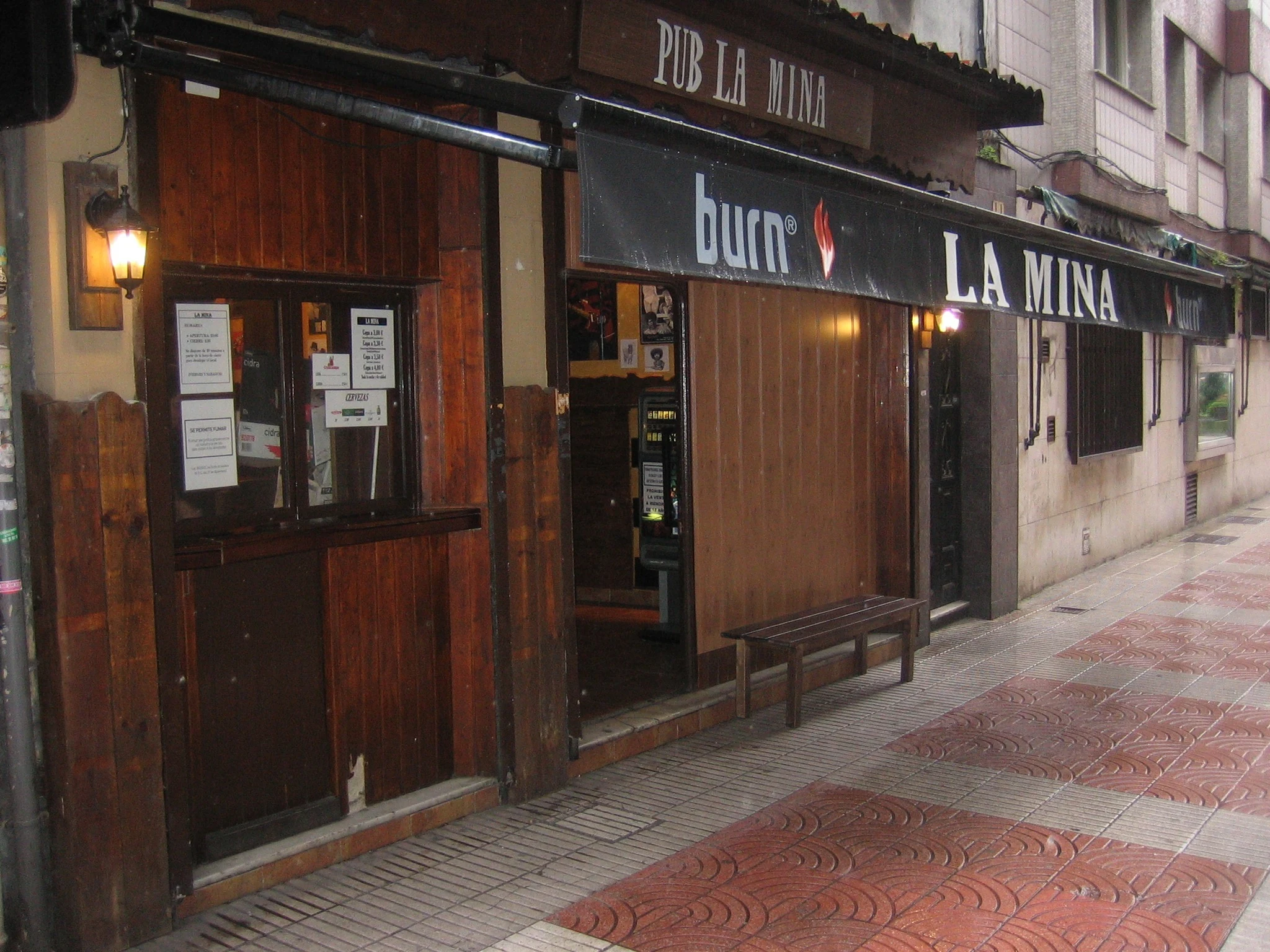 Fachada completa del primer local de La Mina