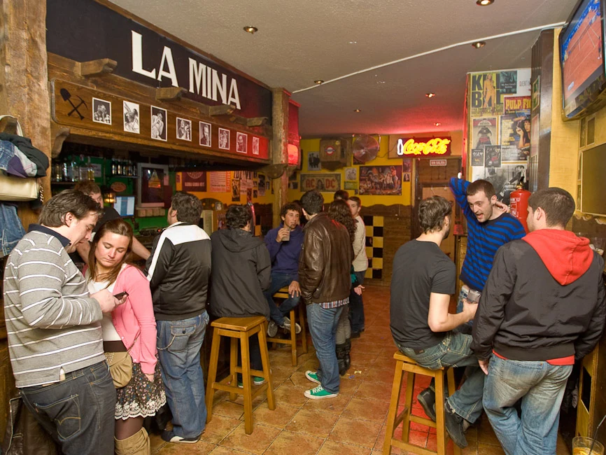 Interior del primer local de La Mina con público